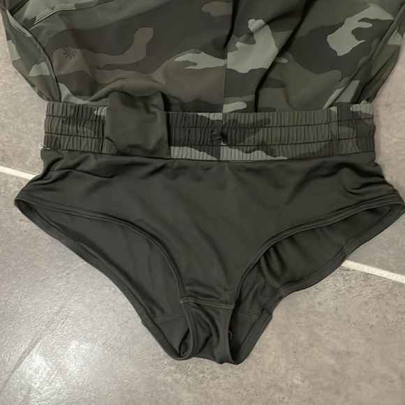 Athleta Printed Mesh Run Racer Short size Extra Small - Picture 9 of 9